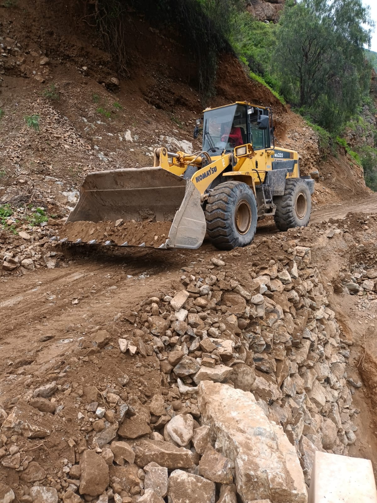 Continúan Trabajos de recuperación de la carretera Aija - Huarmey, en el sector San Damián.