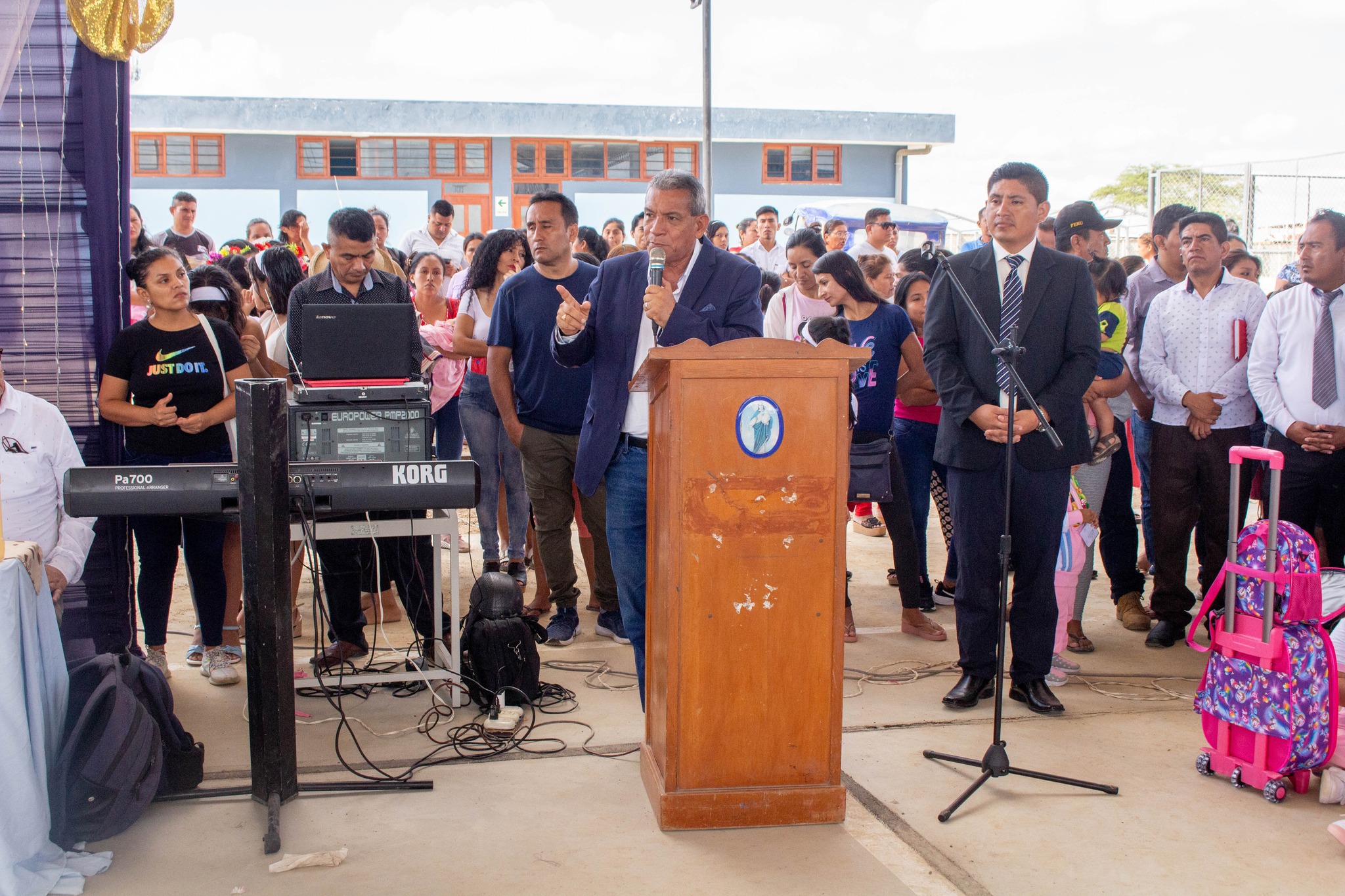 ALCALDE MARLEM MOGOLLÓN ASISTE A CEREMONIA DE INICIO DEL AÑO ESCOLAR EN LA I.E. MARÍA AUXILIADORA