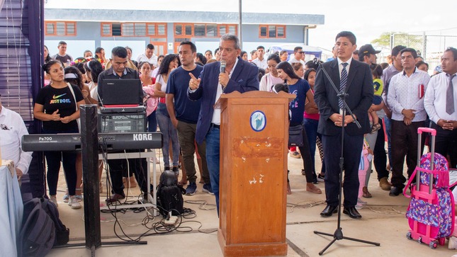 ALCALDE MARLEM MOGOLLÓN ASISTE A CEREMONIA DE INICIO DEL AÑO ESCOLAR EN LA I.E. MARÍA AUXILIADORA