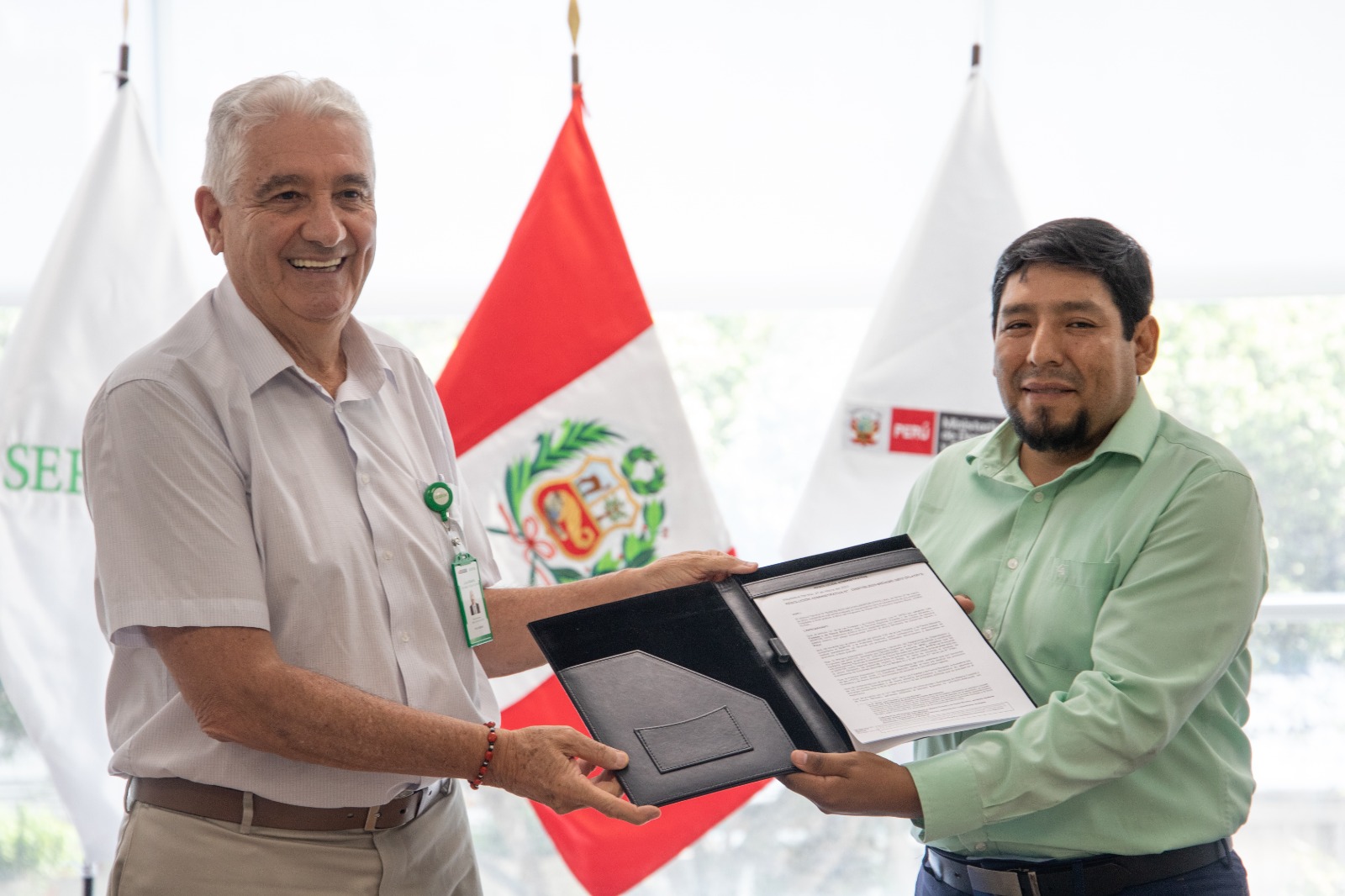 Entrega madera SERFOR a Agro Rural