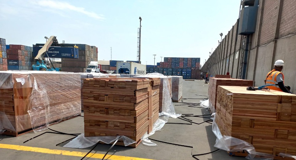 Entrega madera SERFOR a Agro Rural