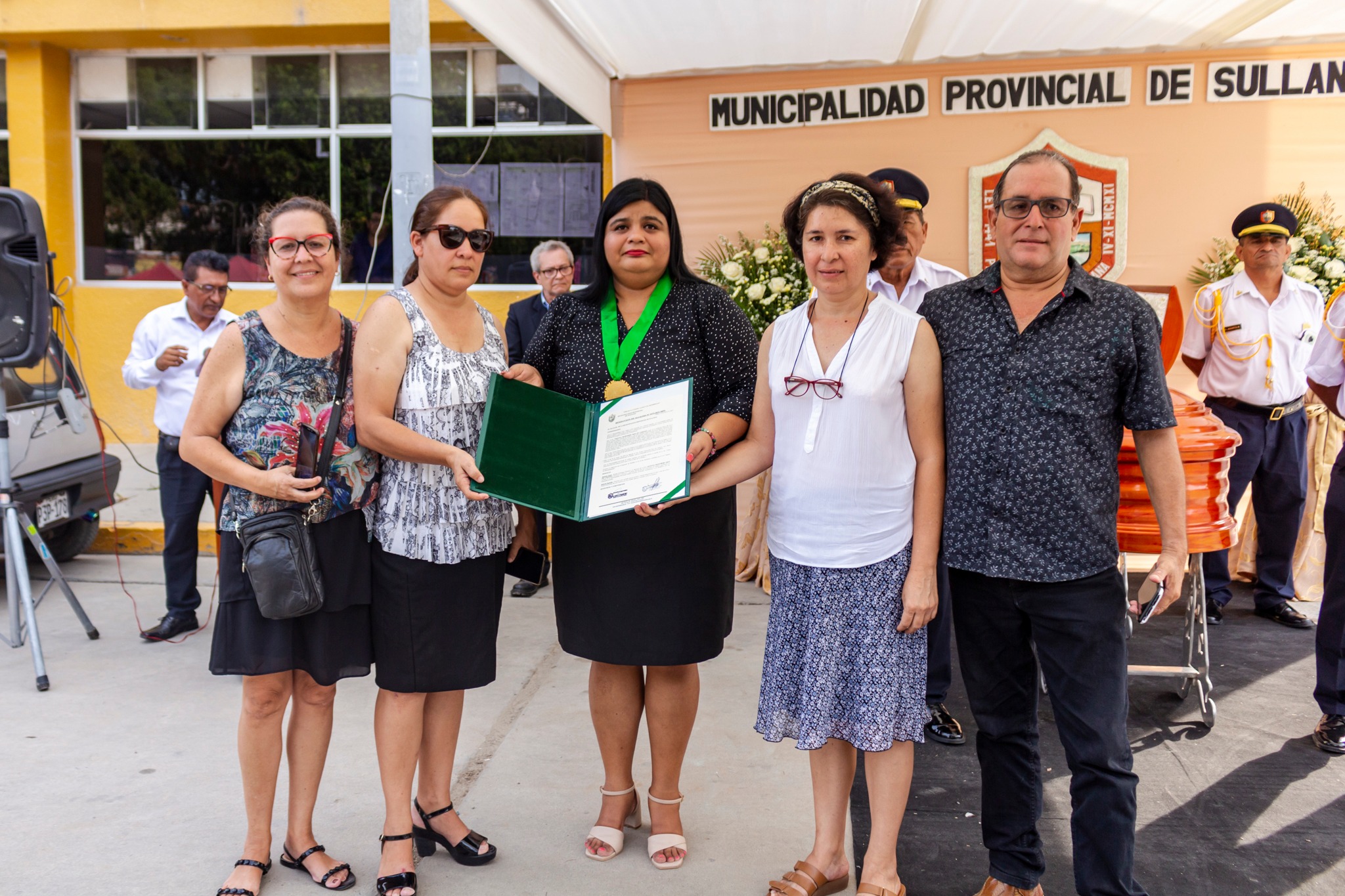 MUNICIPALIDAD DE SULLANA RINDE HOMENAJE PÓSTUMO A VIOLETA FRAÑOWSKY CREADORA DEL ESCUDO DE SULLANA