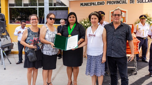 MUNICIPALIDAD DE SULLANA RINDE HOMENAJE PÓSTUMO A VIOLETA FRAÑOWSKY CREADORA DEL ESCUDO DE SULLANA