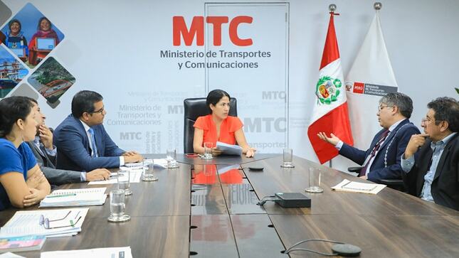 La ministra del #MTC, Paola Lazarte, se reunió con el gobernador regional de #Cusco, Werner Salcedo, para impulsar el mejoramiento de la carretera Muyuorcco-Colquemarca, en la provincia de Chumbivilcas, así como otras vías de la región.
La ministra designó a un equipo técnico del #MTC para que viaje a Cusco y aceleré la ejecución de las vías que están trabadas. “Es importante realizar un cronograma de trabajo para acelerar la ejecución y mantenimiento de vías para dinamizar la economía y el turismo”, indicó.

