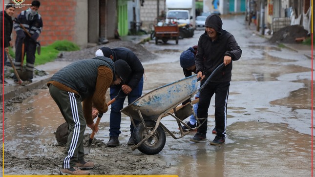 La Municipalidad distrital de Colquemarca, liderada por el Prof. Santos Oviedo Ataucuri y su equipo conformado por regidores, subgerentes, funcionarios, equipo técnico y colaboradores, junto con la participación del pueblo en general, llevaron a cabo una gran faena de limpieza de calles y cunetas, abarcando desde la salida a Charamuray hasta Ampu.
La actividad inició a las 6 a.m. y fue una muestra de agradecimiento y retribución por parte de los trabajadores de la Municipalidad al distrito de Colquemarca, que los acoge cariñosamente. La faena contó con la participación de todos los trabajadores de la Municipalidad, quienes demostraron su compromiso con el cuidado del medio ambiente y la mejora de la calidad de vida de los ciudadanos.
La iniciativa fue aplaudida por la comunidad del distrito de Colquemarca, quienes reconocen y valoran el esfuerzo y dedicación de la Municipalidad para mantener limpias y ordenadas las calles y cunetas de la zona. La Municipalidad reafirma su compromiso de seguir trabajando en beneficio del distrito y sus habitantes.
¡Colquemarca, un nuevo comienzo con oportunidades para todos!
Prof. Santos Oviedo Ataucuri - Alcalde
Gestión 2023 - 2026


