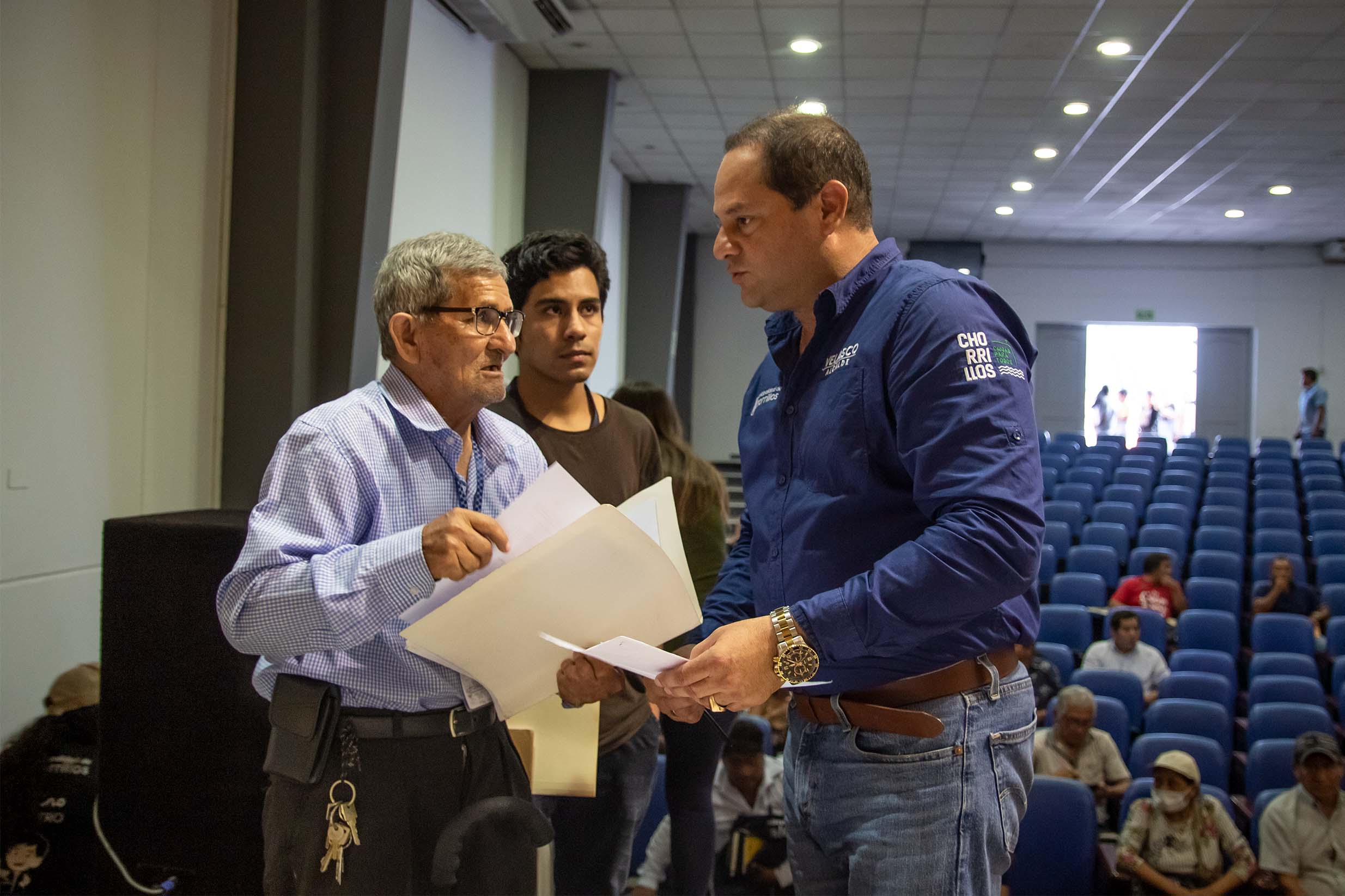 Vecinos son atendidos por el propio alcalde, Fernando Velasco.