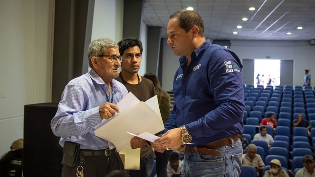 Vecinos son atendidos por el propio alcalde, Fernando Velasco.