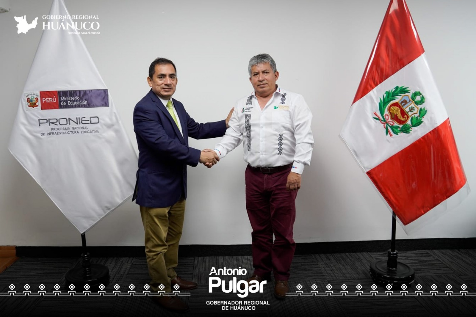 Gobernador Regional de Huánuco y Director del PRONIED en acuerdo de entrega de aulas prefabricadas