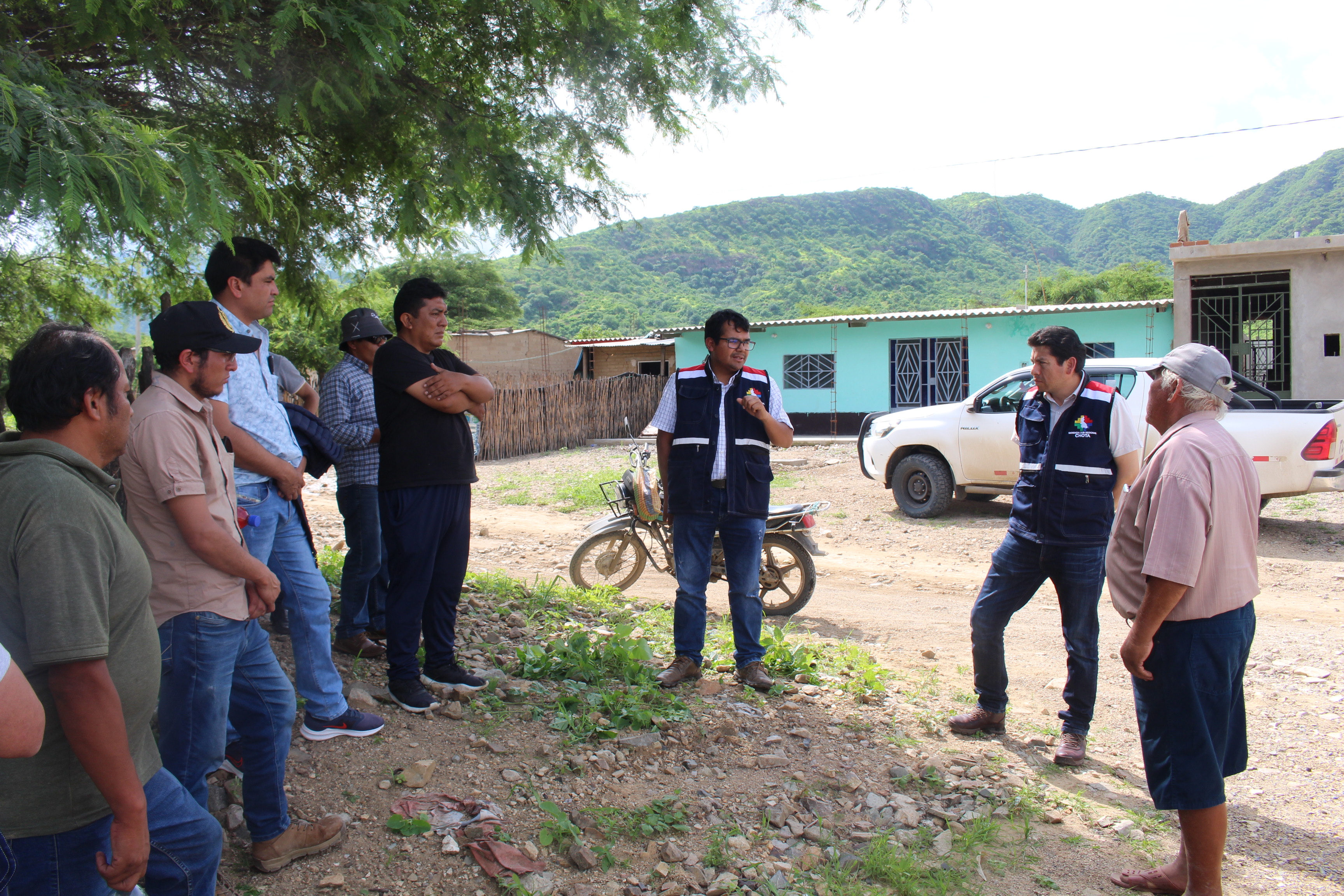 Gerente subregional de Chota en la reunión con los consultores, dirigentes y beneficiarios del proyecto de agua para riego de Majín Alto - Miracosta