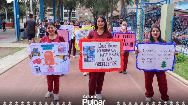  Las diferentes delegaciones recorrieron las principales calles de Huánuco, exhortando a la ciudadanía a participar en el ejercicio.