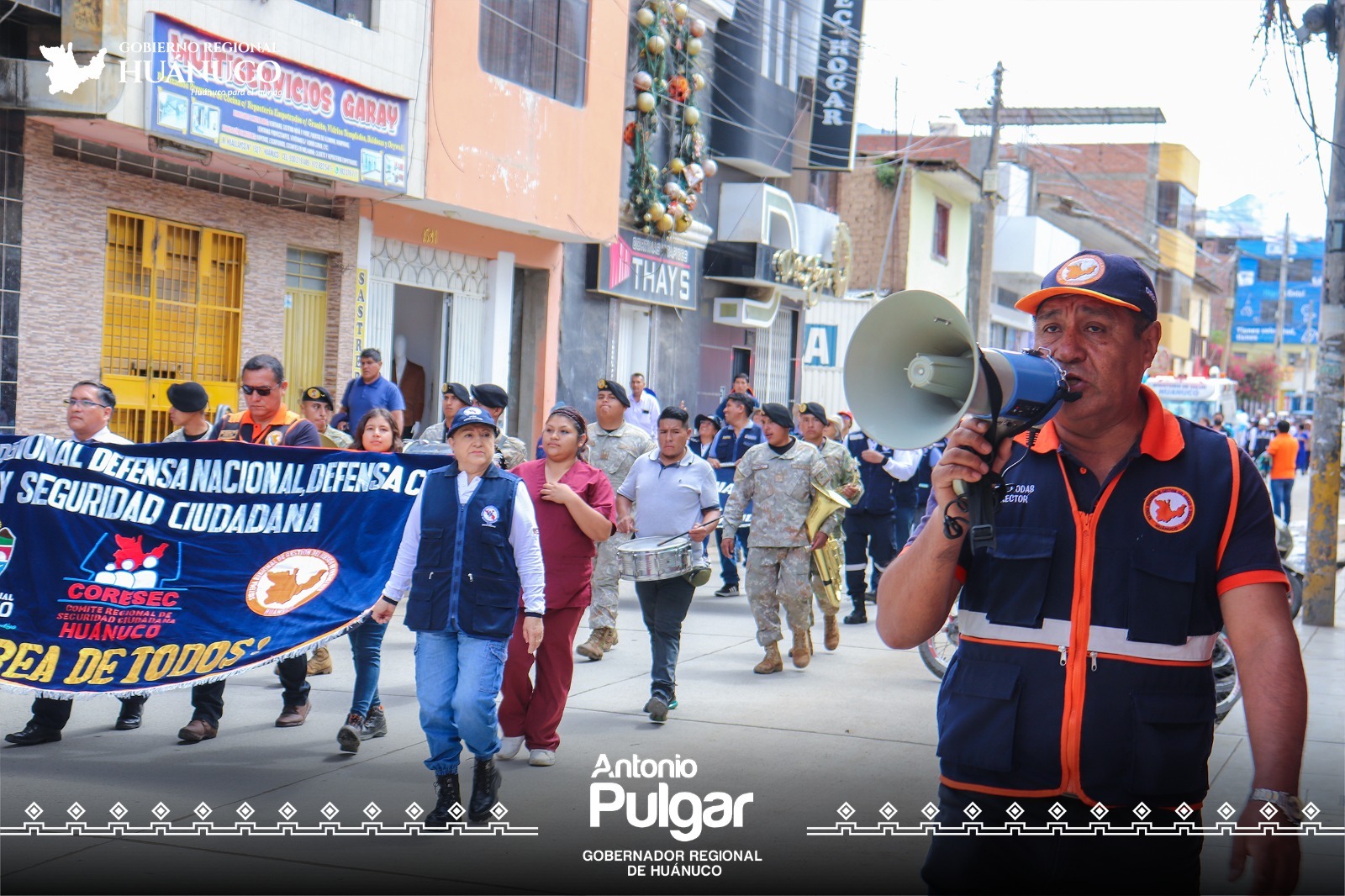 Las diferentes delegaciones recorrieron las principales calles de Huánuco, exhortando a la ciudadanía a participar en el ejercicio.