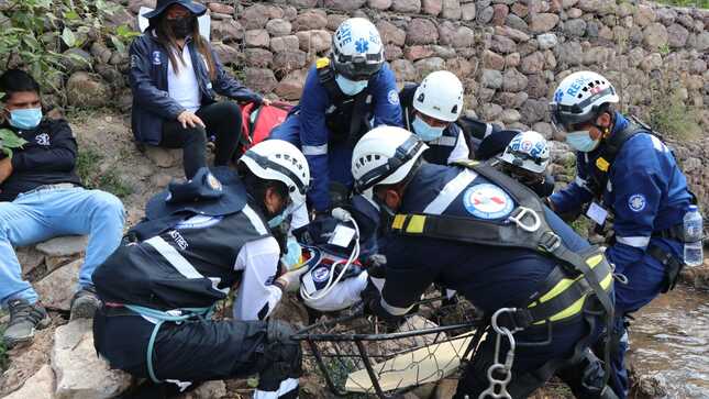 Brigada de salud de la DIRESA, atendiendo una emergencia. 