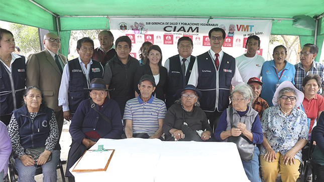 El viceministro de Salud Pública, Gustavo Rosell, junto al grupo de adultos mayores que participaron en el lanzamiento de la campaña.