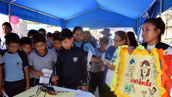Niños siendo instruidos en las medidas de prevención del dengue