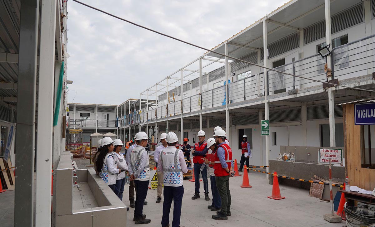 Supervisamos implementación de módulos educativos de dos pisos en San Juan de Miraflores