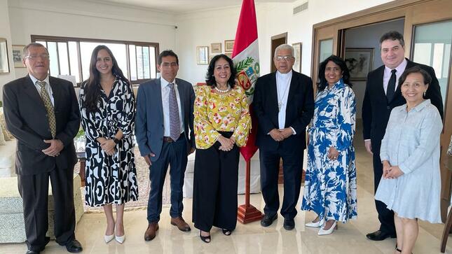 Foto reunión con Arzobispo Santo Domingo