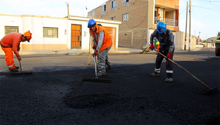 Comenzó la colocación de la carpeta asfáltica en la Av. Eric Díaz Cabrel en Santa María - Huaura