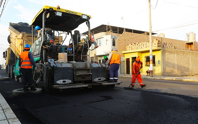 Comenzó la colocación de la carpeta asfáltica en la Av. Eric Díaz Cabrel en Santa María - Huaura