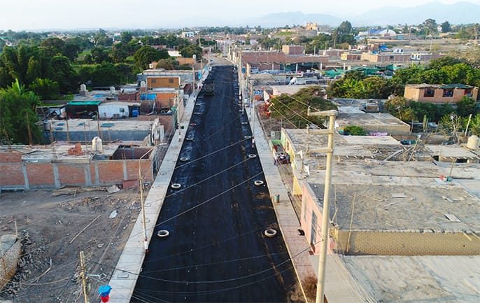 Comenzó la colocación de la carpeta asfáltica en la Av. Eric Díaz Cabrel en Santa María - Huaura