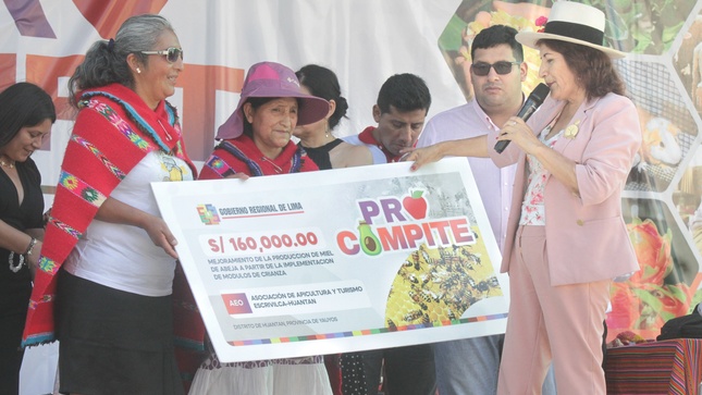 Gobernadora Rosa Vásquez entrega cheques a ganadores del Procompite en Huacho