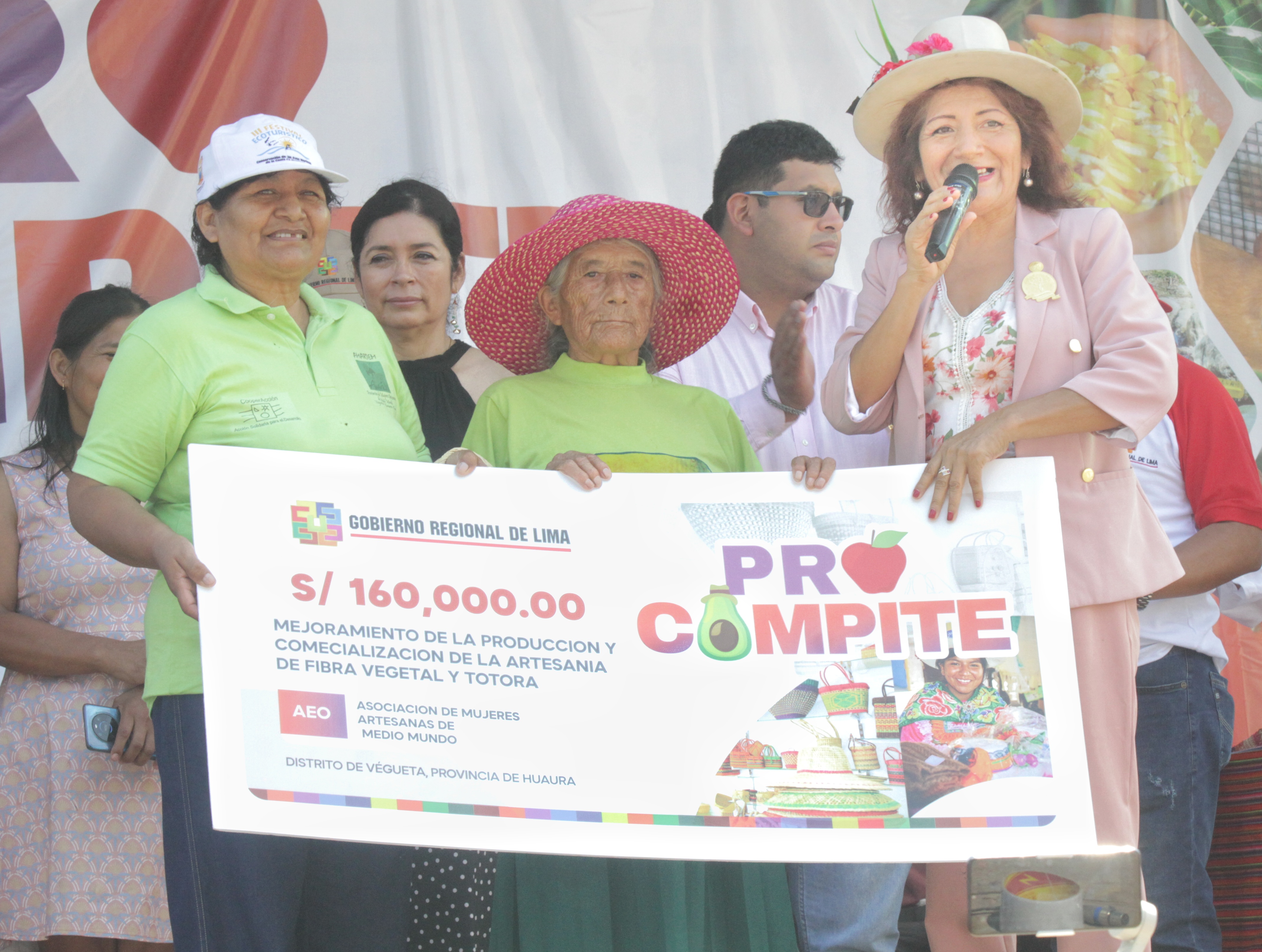Gobernadora Rosa Vásquez entrega cheques a ganadores del Procompite en Huacho