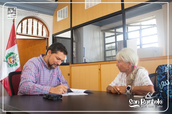 nuestro Alcalde August Carbajal y la Presidenta de la Junta Vecinal de Playa Norte, Yelena Brujic, suscribieron el Convenio que beneficia a nuestro distrito