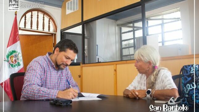 nuestro Alcalde August Carbajal y la Presidenta de la Junta Vecinal de Playa Norte, Yelena Brujic, suscribieron el Convenio que beneficia a nuestro distrito