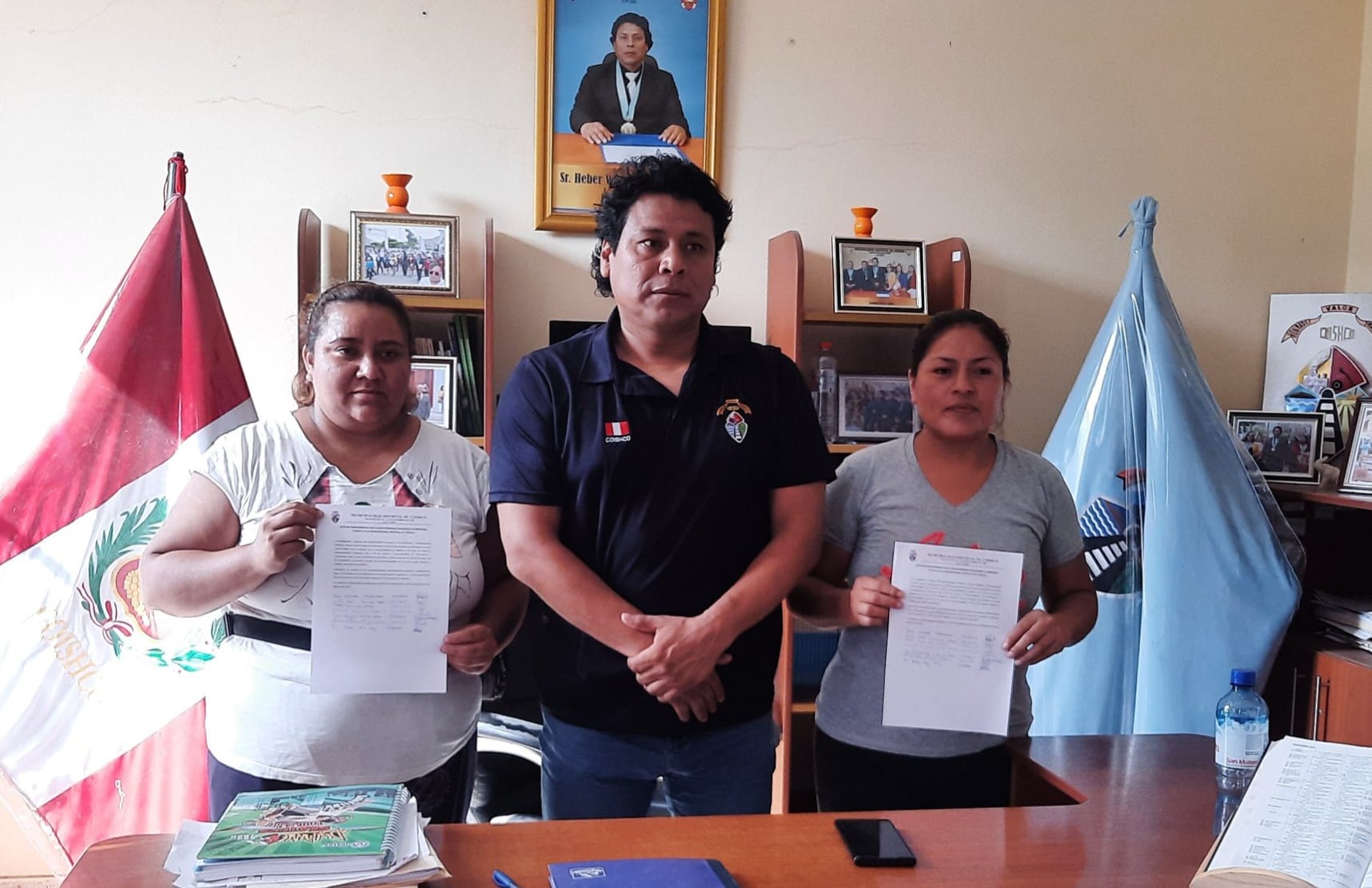 Fotografía del Alcalde Heber Sánchez Cruz reuniéndose con Juntas Directivas del Gran Mirador y Nuevo Coishco 1