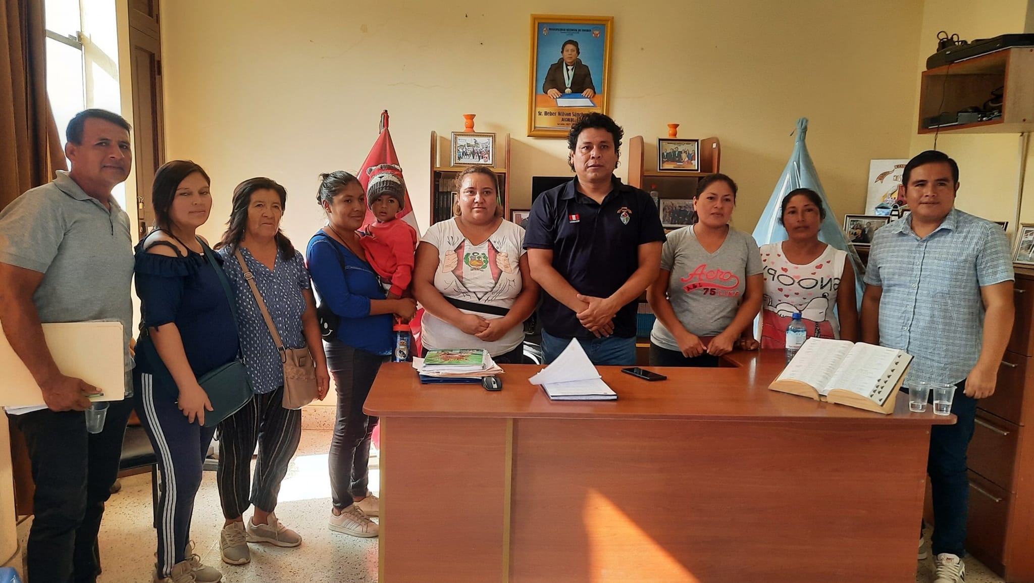 Fotografía del Alcalde Heber Sánchez Cruz reuniéndose con Juntas Directivas del Gran Mirador y Nuevo Coishco 2