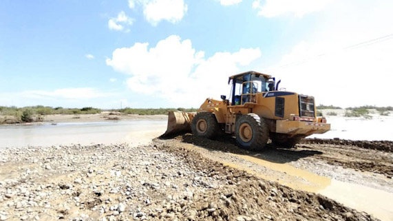 Maquinaria pesada del GORE repone accesos y zonas de quebradas en Talara