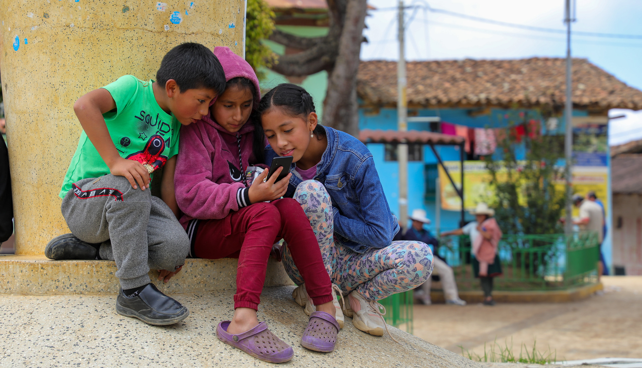 JPG de la ciudadanía conectándose al WiFi para acceder a Internet
