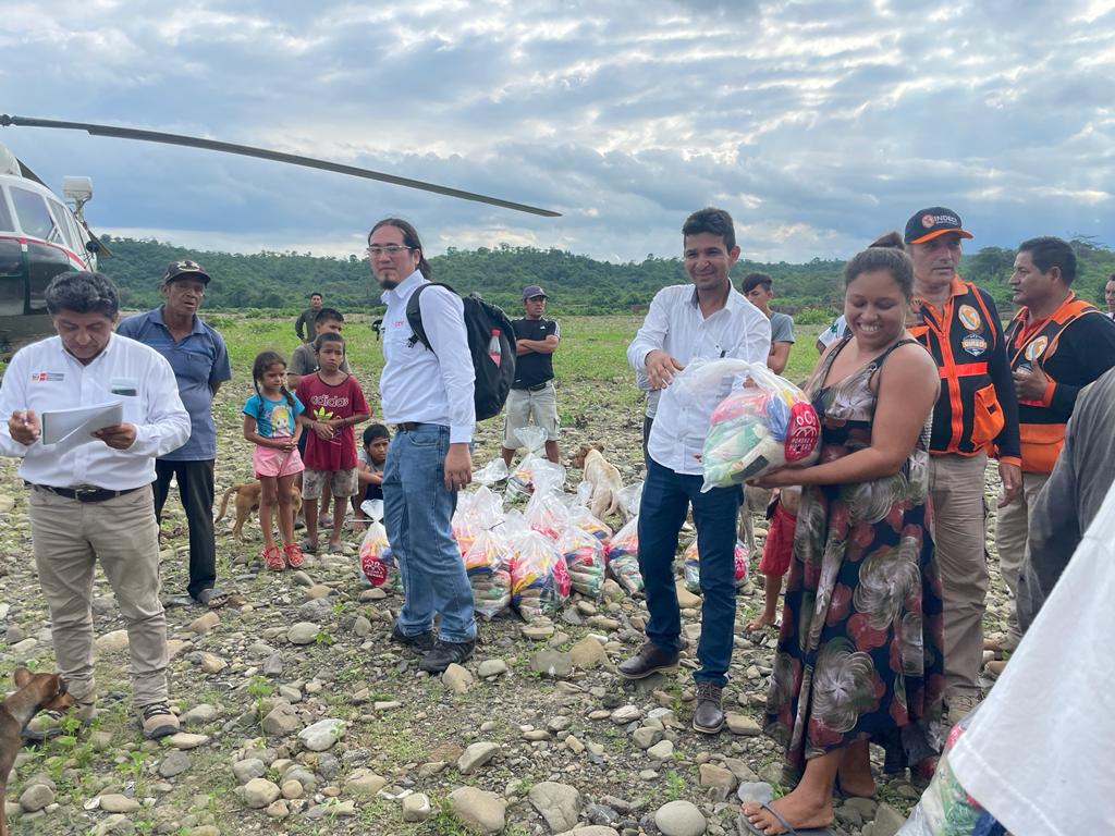 Alcalde de Lancones, realizó entrega de Kit’s de alimentación, para pobladores aislados por las fuertes lluvias.