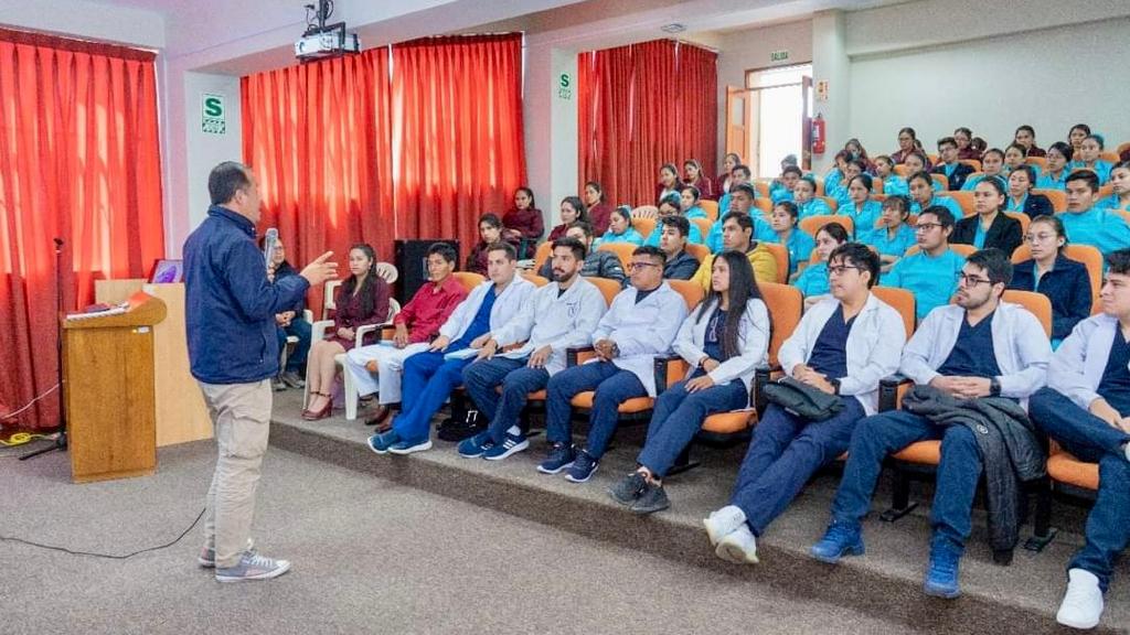 Cerca de 14 mil internistas fortalecerán el primer nivel de atención en todo el país