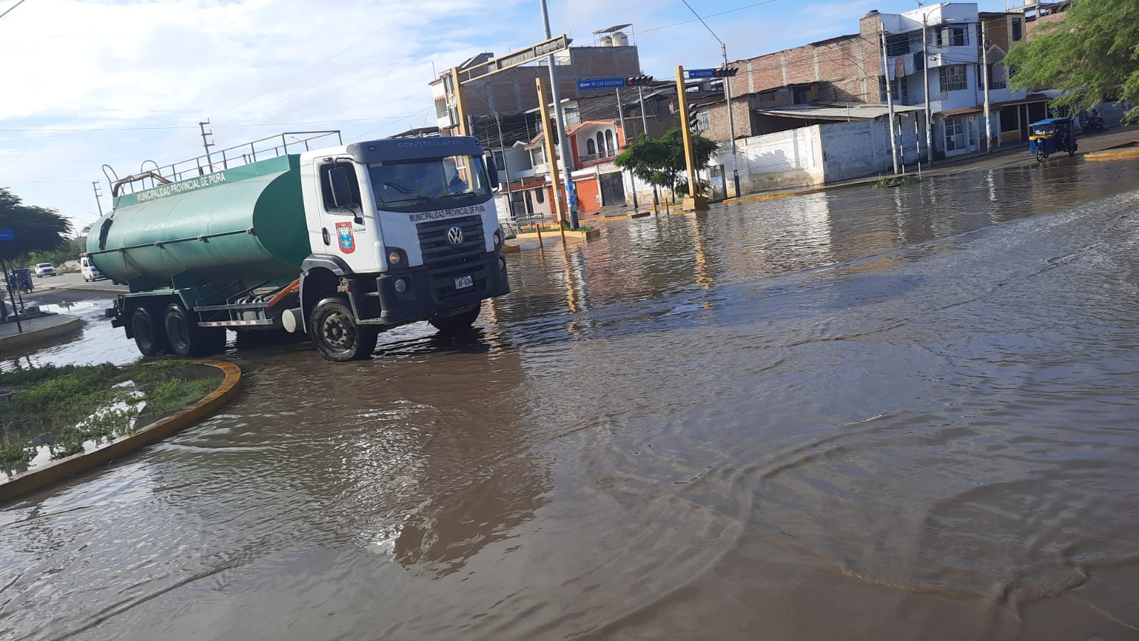 Maquinaria municipal trabajó arduamente para desaguar las calles