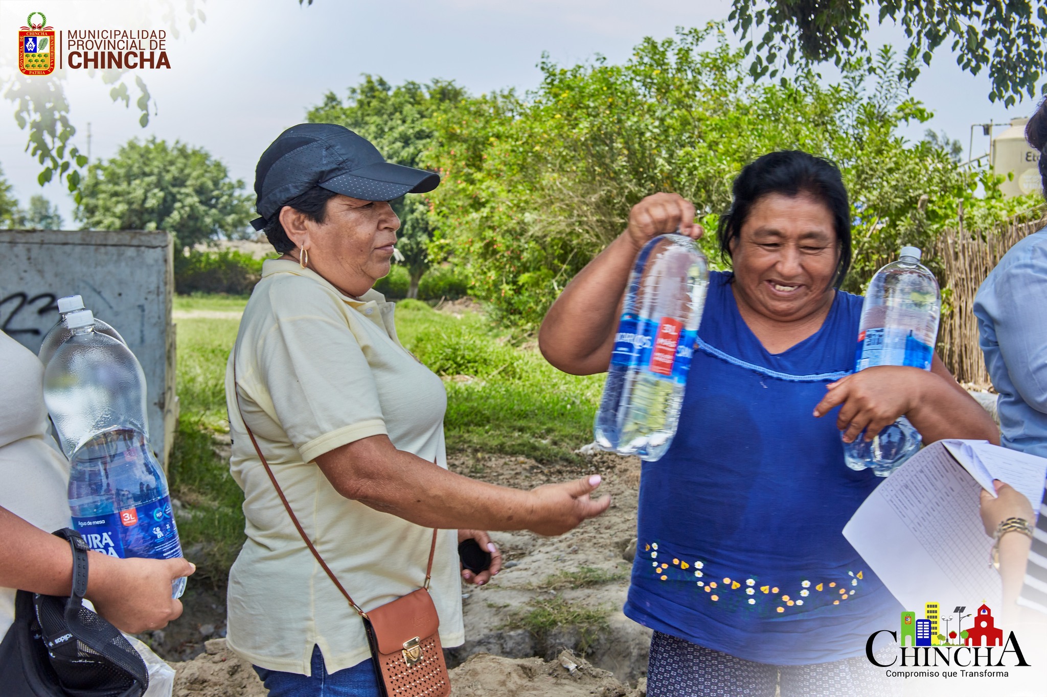 #DefebsaCivil| La Municipalidad Provincial de Chincha a través de Defensa Civil continúa llegando a las zonas afectadas por el desborde de ríos, las familias beneficiadas fueron del centro poblado Chamorro Bajo en el distrito del Carmen, quienes recibieron bolsas de víveres de parte de la entidad municipal.