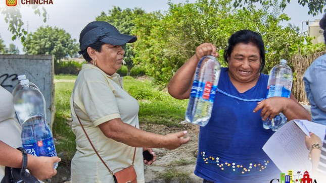 #DefebsaCivil| La Municipalidad Provincial de Chincha a través de Defensa Civil continúa llegando a las zonas afectadas por el desborde de ríos, las familias beneficiadas fueron del centro poblado Chamorro Bajo en el distrito del Carmen, quienes recibieron bolsas de víveres de parte de la entidad municipal.