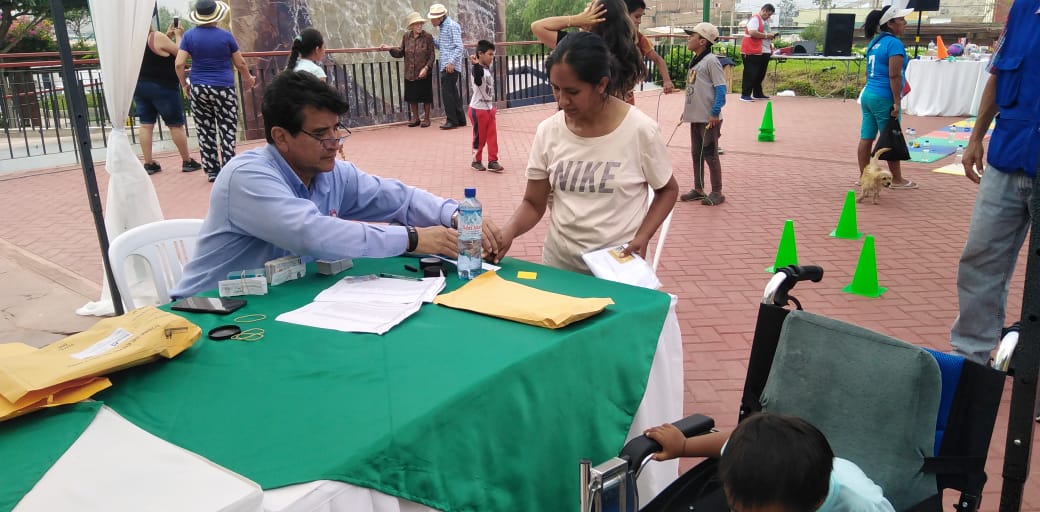 Entrega de DNI a un afectado de los desastres en Cieneguilla