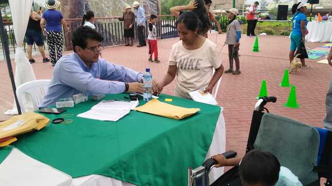 Entrega de DNI a un afectado de los desastres en Cieneguilla