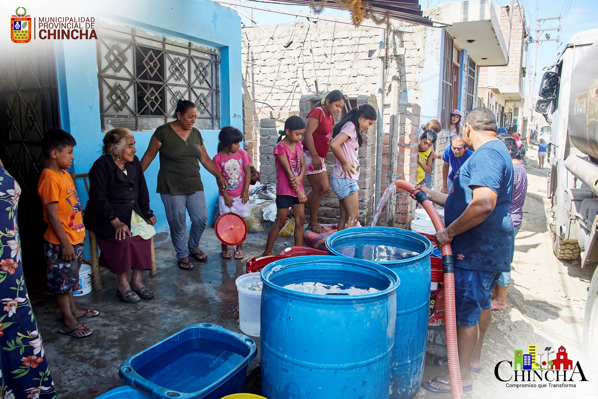 #EntregaDeAgua| Ante la falta de agua potable en la provincia de Chincha, se viene realizando la entrega de este vital líquido elemento con tanques cisterna en diferentes sectores, en esta oportunidad llegamos a Balconcito - Calle Victoria.
Teniendo en cuenta que SEMAPACH es responsable de la administración de este servicio en nuestra comunidad, como entidad municipal, no somos indiferentes a esta lamentable situación que atraviesa nuestra provincia. Por ello se ha dispuesto a través de los camiones cisternas el reparto de agua potable de manera gratuita a la población y así mitigar esta gran necesidad en diversos hogares e instituciones públicas que no cuentan con este líquido elemento.