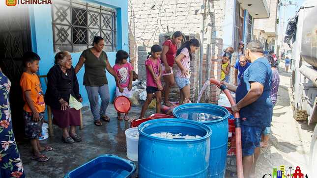 #EntregaDeAgua| Ante la falta de agua potable en la provincia de Chincha, se viene realizando la entrega de este vital líquido elemento con tanques cisterna en diferentes sectores, en esta oportunidad llegamos a Balconcito - Calle Victoria.
Teniendo en cuenta que SEMAPACH es responsable de la administración de este servicio en nuestra comunidad, como entidad municipal, no somos indiferentes a esta lamentable situación que atraviesa nuestra provincia. Por ello se ha dispuesto a través de los camiones cisternas el reparto de agua potable de manera gratuita a la población y así mitigar esta gran necesidad en diversos hogares e instituciones públicas que no cuentan con este líquido elemento.