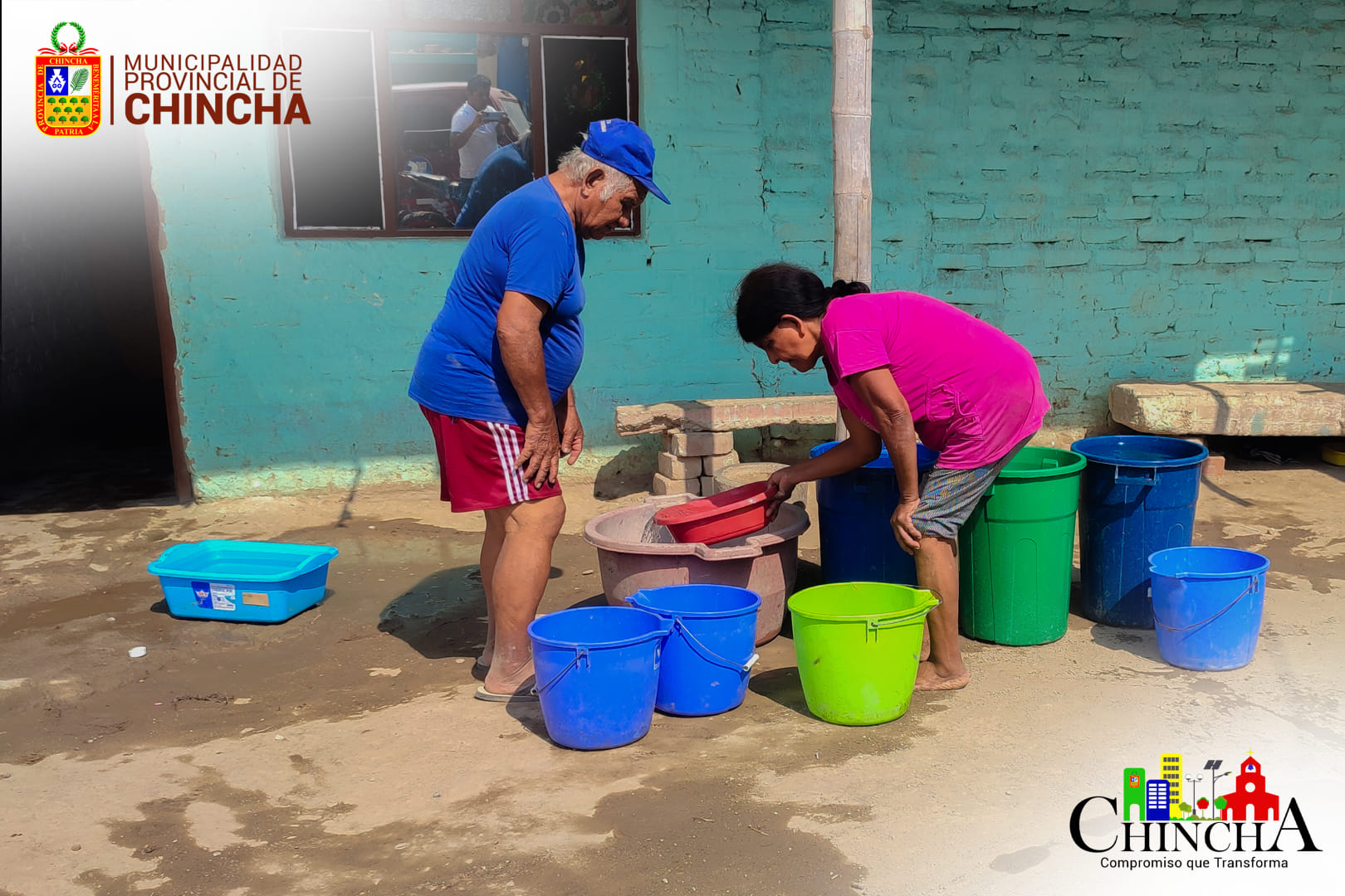 #EntregaDeAgua| Ante la falta de agua potable en la provincia de Chincha, se viene realizando la entrega de este vital líquido elemento con tanques cisterna en diferentes sectores, en esta oportunidad llegamos a la calle "Los Claveles" - Cruz Blanca.
#MunicipalidadProvincialDeChincha
#CompromisoQueTransforma
