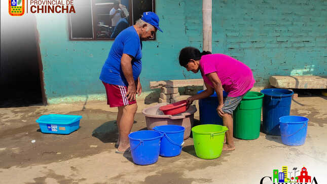 #EntregaDeAgua| Ante la falta de agua potable en la provincia de Chincha, se viene realizando la entrega de este vital líquido elemento con tanques cisterna en diferentes sectores, en esta oportunidad llegamos a la calle "Los Claveles" - Cruz Blanca.
#MunicipalidadProvincialDeChincha 
#CompromisoQueTransforma