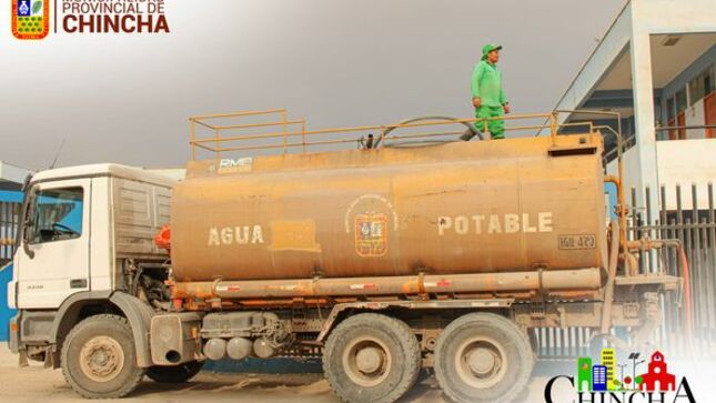 #EntregaDeAgua| Ante la falta de agua potable en la provincia de Chincha, viene realizando la entrega de este vital líquido elemento con tanques cisterna también a las Instituciones Educativas , en esta oportunidad llegamos a la I.E "PROCERES DE LA INDEPENDENCIA" 
