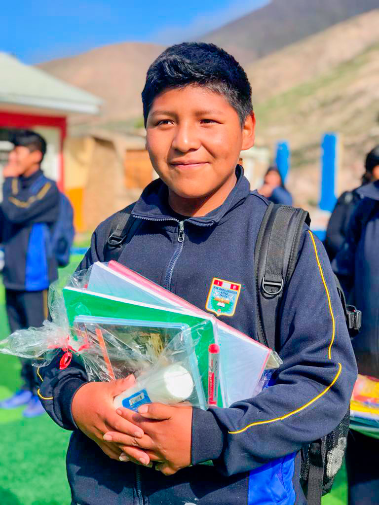 Niños y niñas reciben 800 kits de útiles escolares