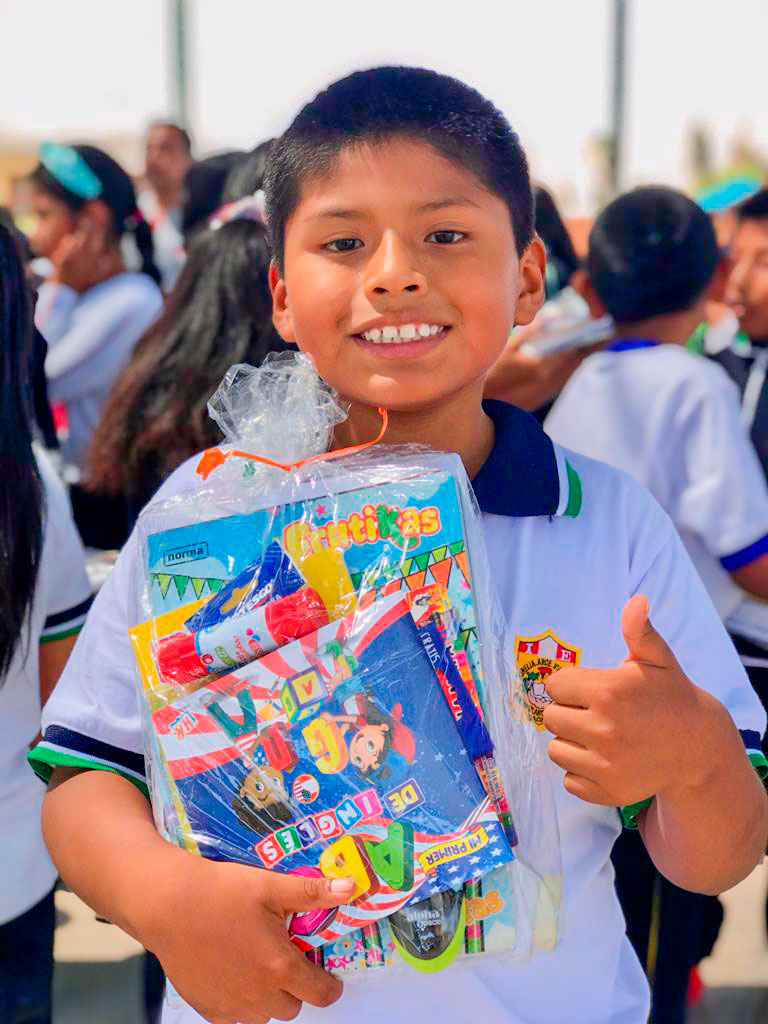 Niños y niñas reciben 800 kits de útiles escolares