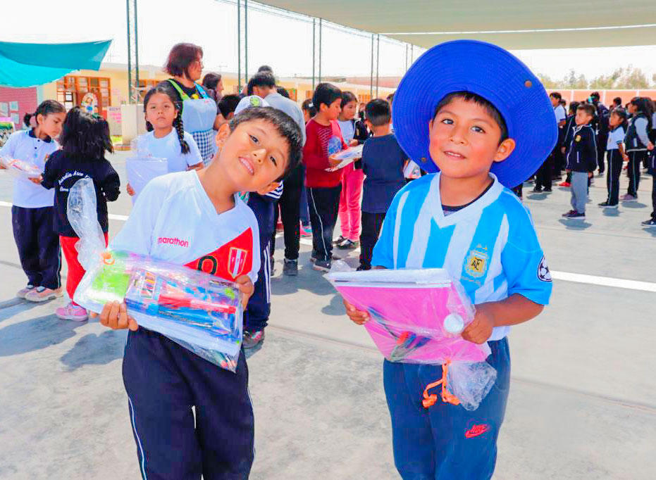 Niños y niñas reciben 800 kits de útiles escolares