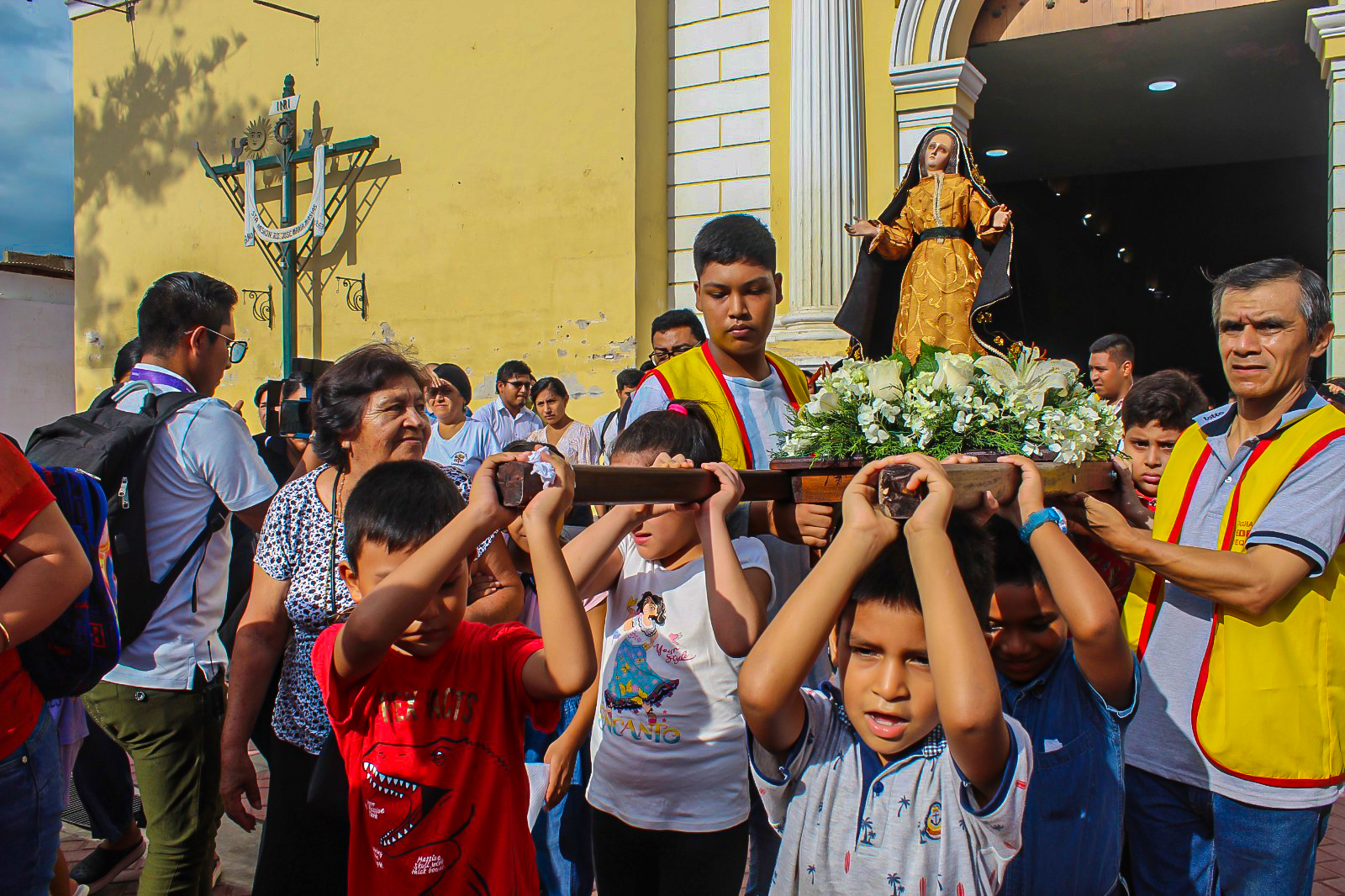 Estudiantes del nivel primario de los colegios de la provincia de Lambayeque tuvieron el privilegio de llevar sobre sus hombros las imágenes pequeñas, destacando la imagen de Jesús Nazareno.