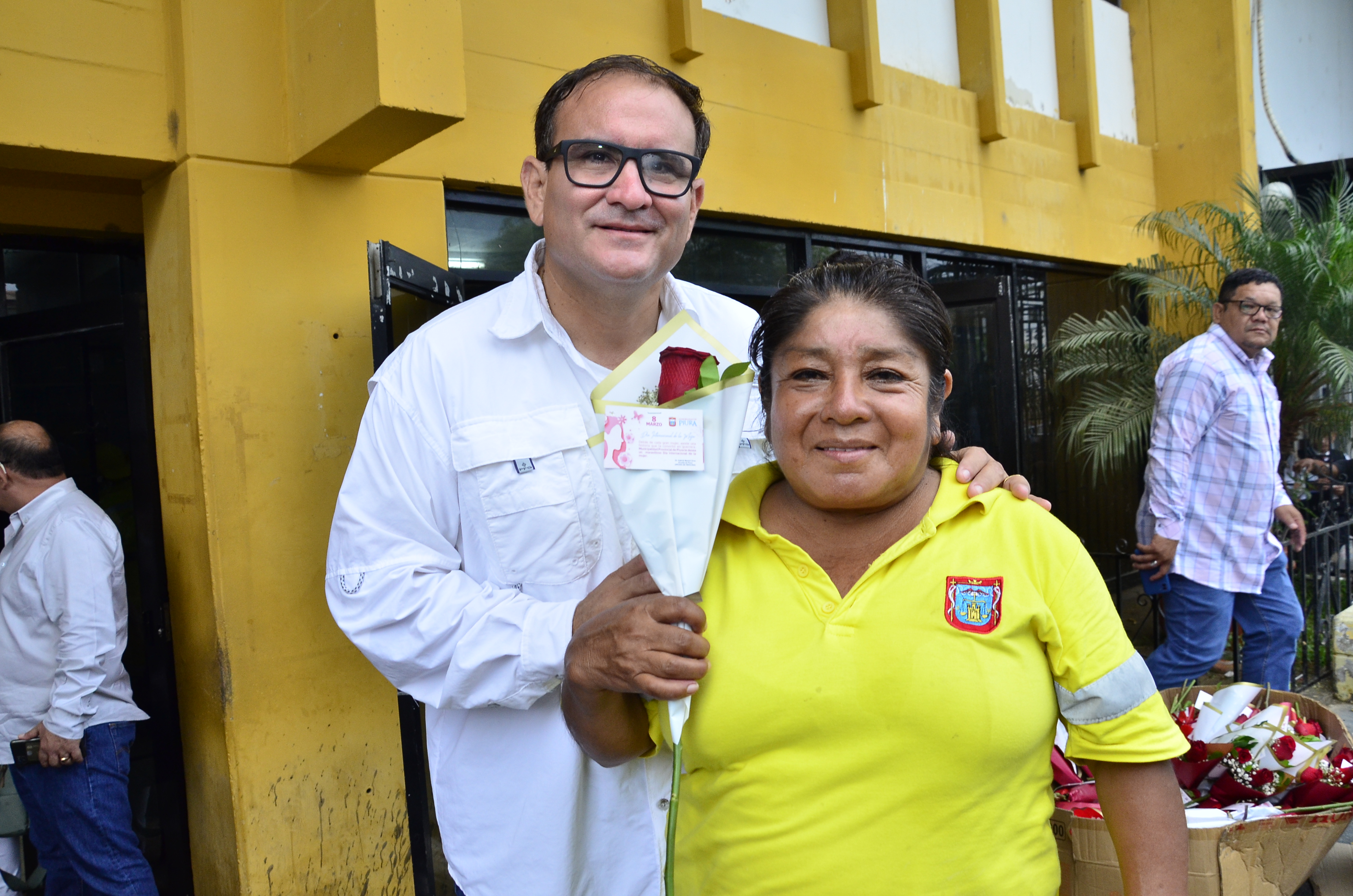 El alcalde entregó rosas a las trabajadoras municipales