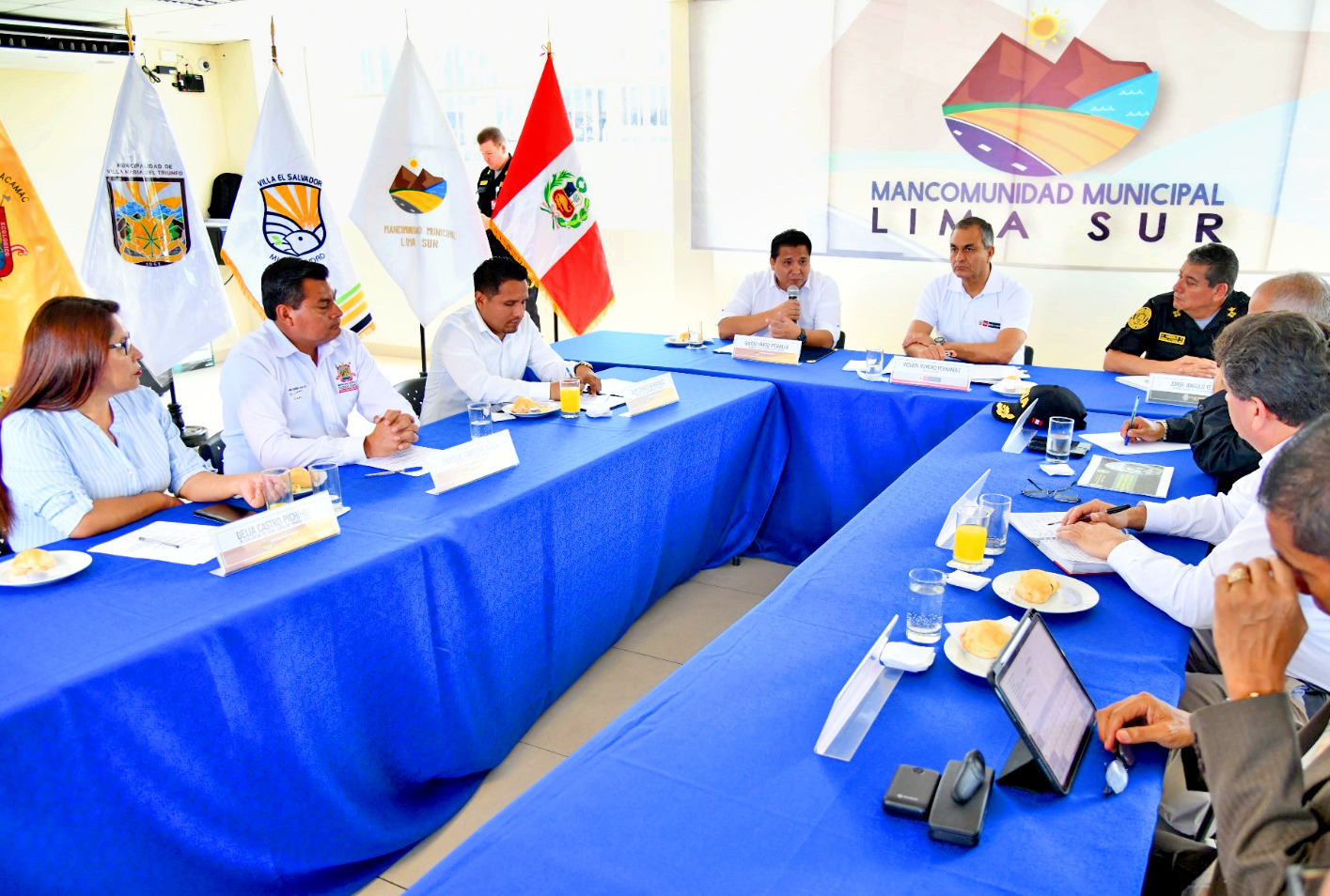 Ministro del Interior visitó la moderna Central de Monitoreo y Videovigilancia de Villa El Salvador.
