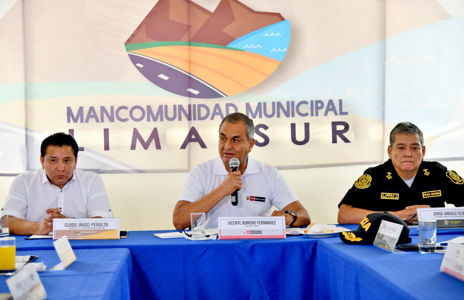 Ministro del Interior visitó la moderna Central de Monitoreo y Videovigilancia de Villa El Salvador.